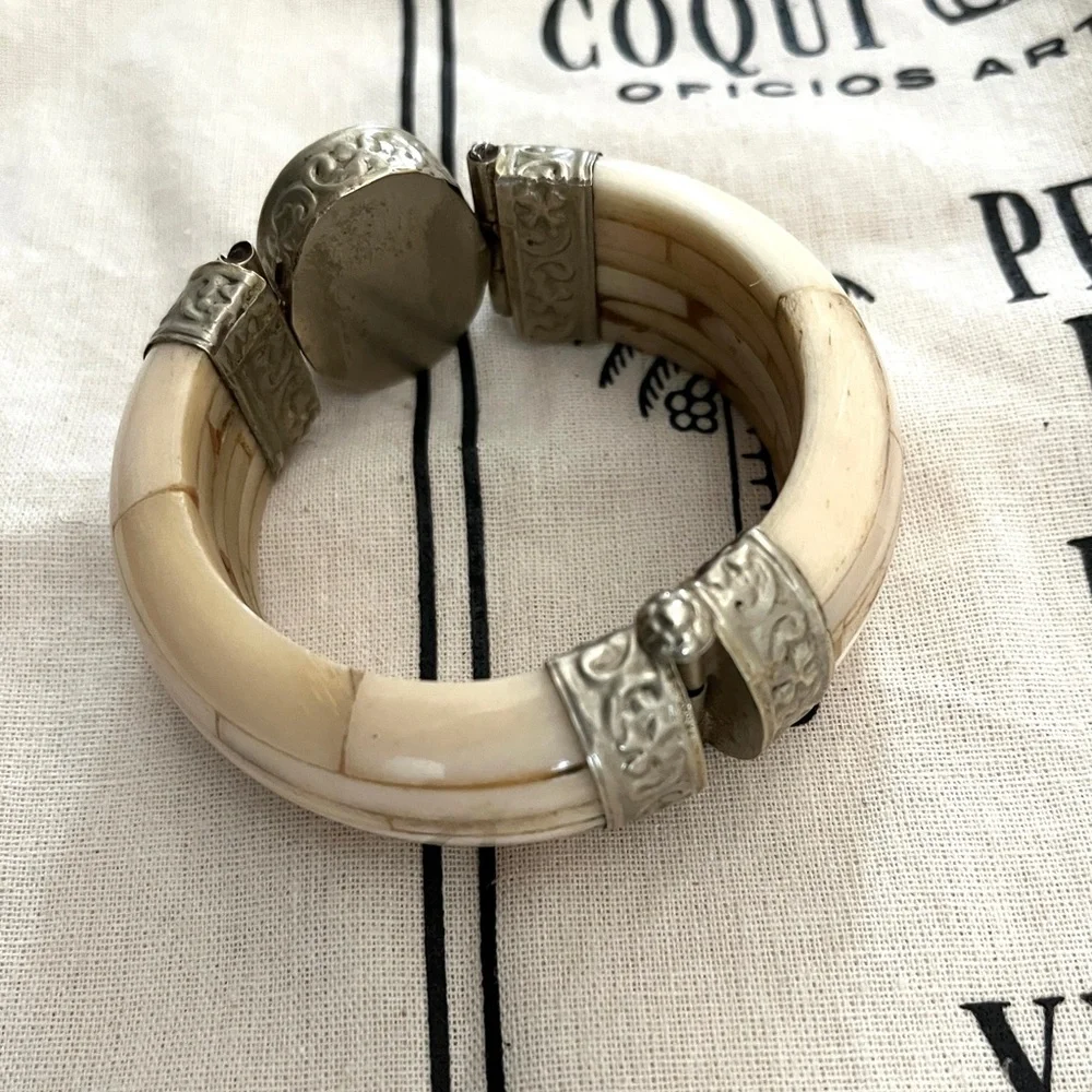 Vintage Ethnic Boho Bangle Bracelet Black Onyx Stone Hinge Clasp